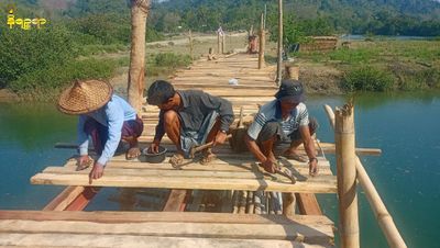 Locals makes their own bridge connecting 5 villages in Ponnagyun after Military Council declines to provide any budget